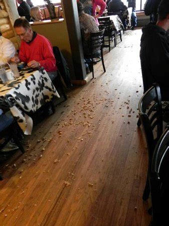 What steakhouse throws peanuts on the floor? As opposed to Outback's more “traditional” casual dining restaurants (read: Applebee's, Chili's, etc.), a Lone Star Steakhouse was supposed to have a real Western saloon feel, right down to the loud music, the yellin' and hollerin', and the peanut shells strewn about the floor.